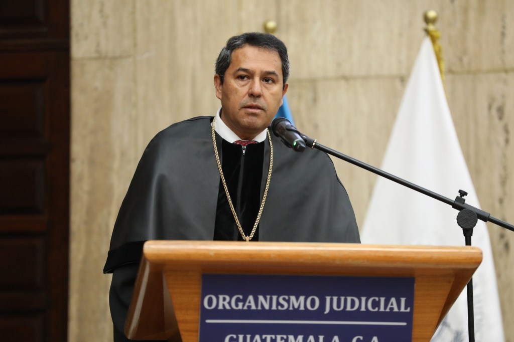 Oscar Cruz, Roberto Lopez Villatoro y un artista se&nbsp;unen